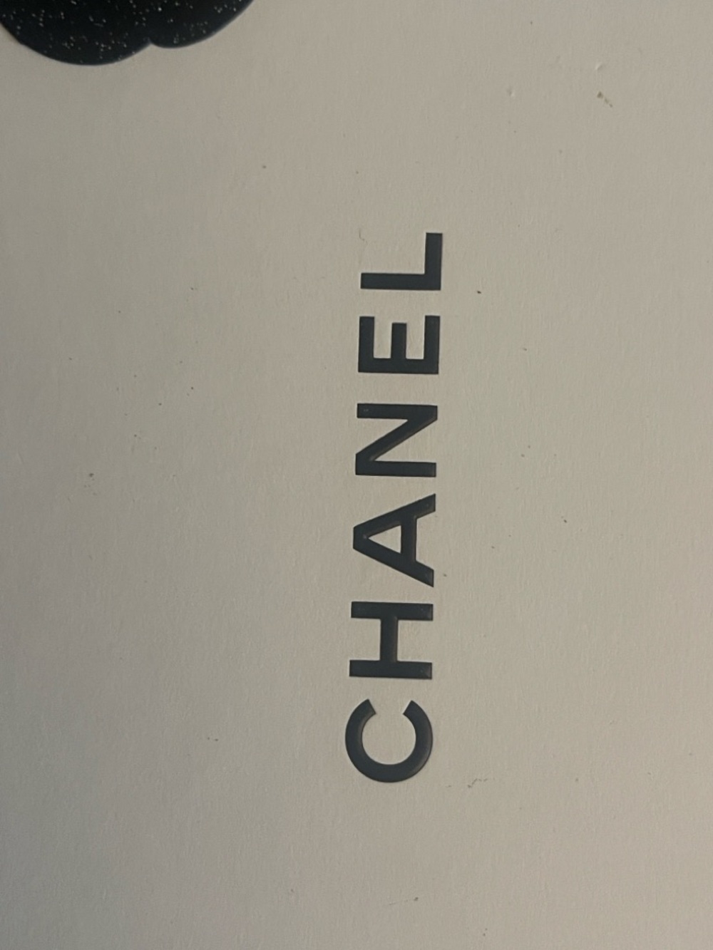 CHANEL Silky Moisturizing Oil Packaging in White and Gold - Picture 5 of 6